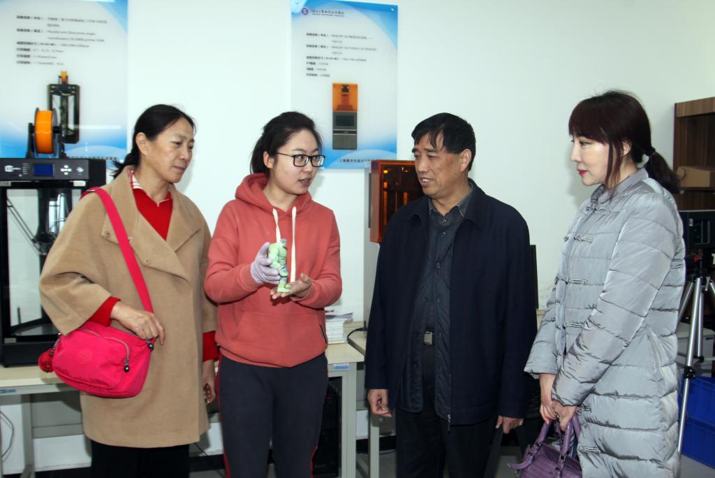 省教育厅副巡视员张朝一行观看3D打印演示